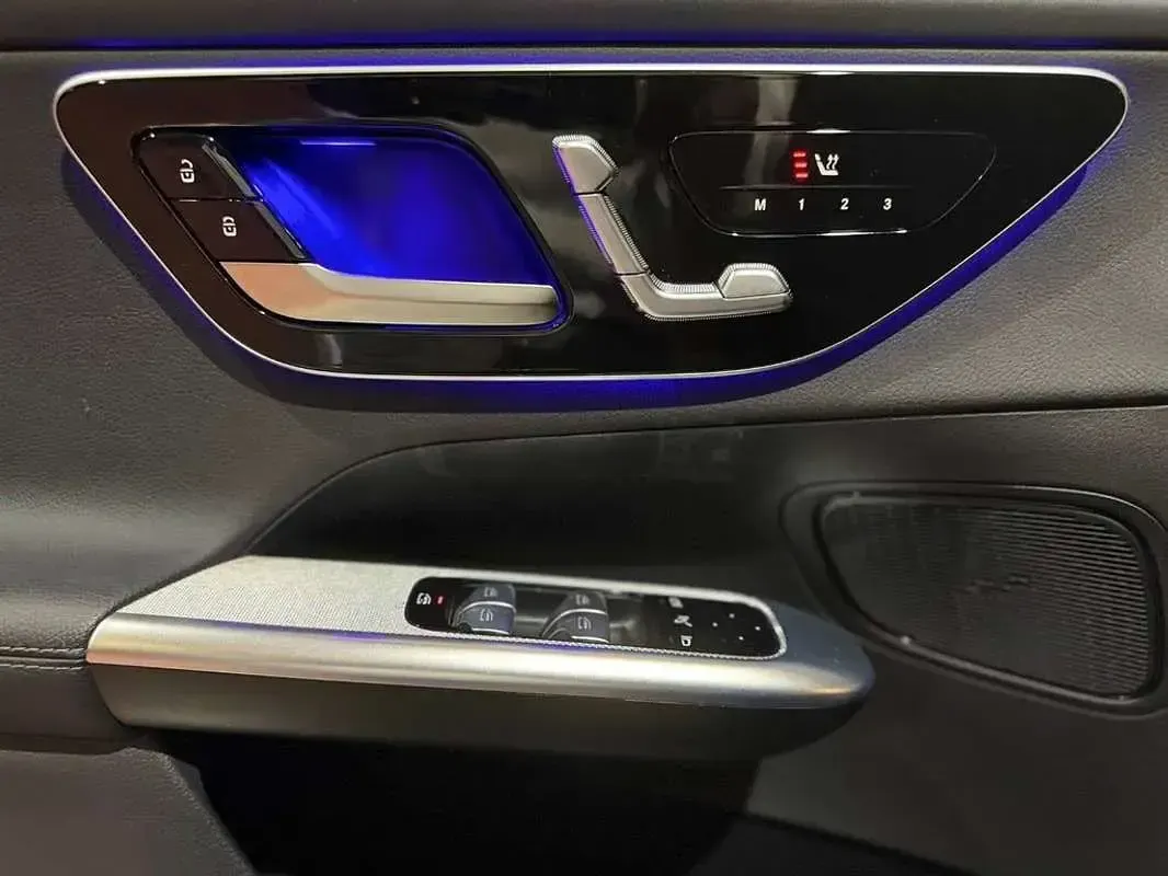 Käytetty Mercedes GLC300e 333 HP (244 kW) 2024 Harmaa Katumaasturi