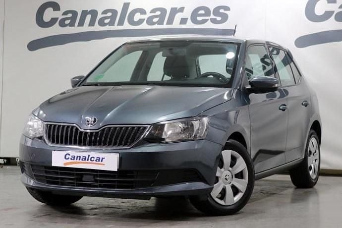 Gris / plata Usado 2015 Skoda Fabia Ambition Berlina | 7550 € (Buen precio) - Imagen 1/4