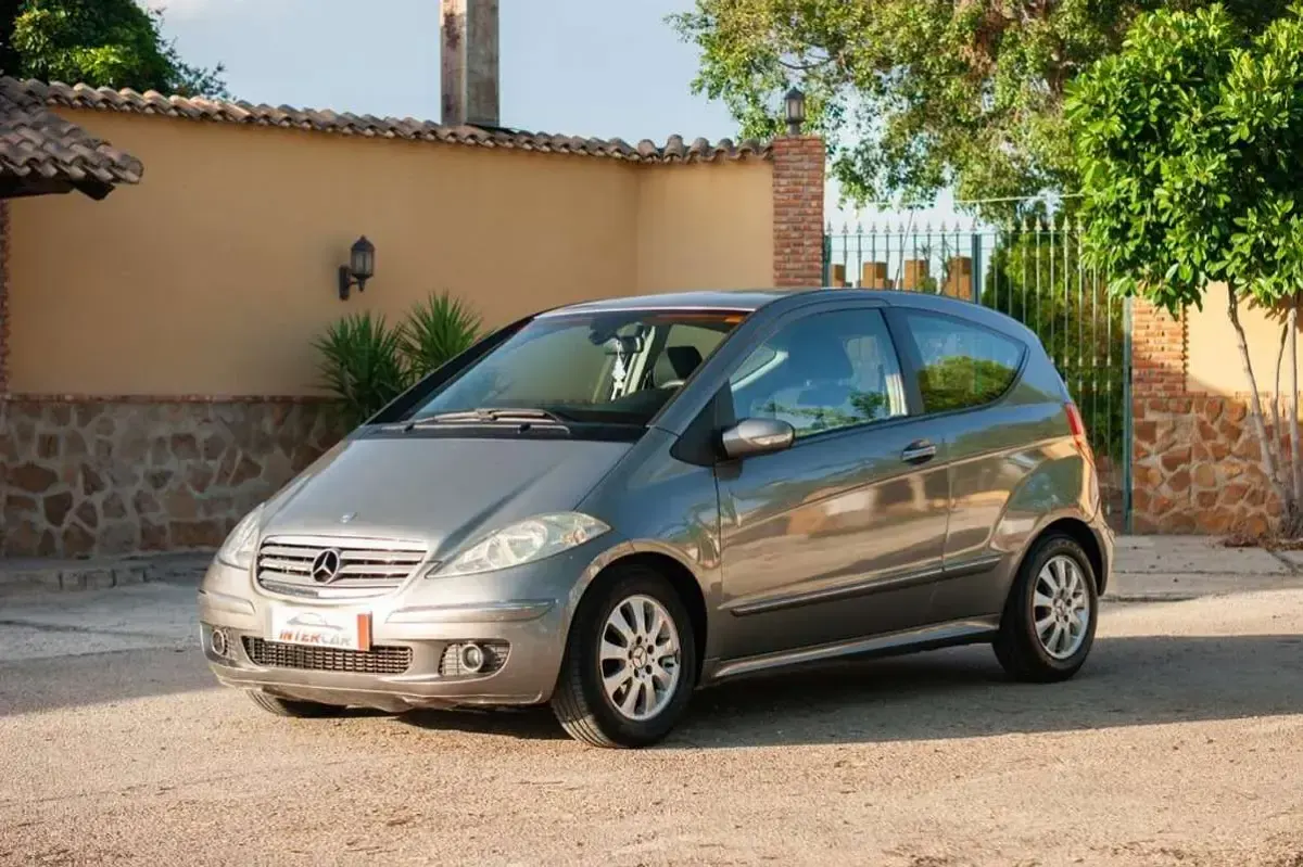 Usado Mercedes A160 Elegance 82 CV (60 kW) 2005 Gris Utilitario