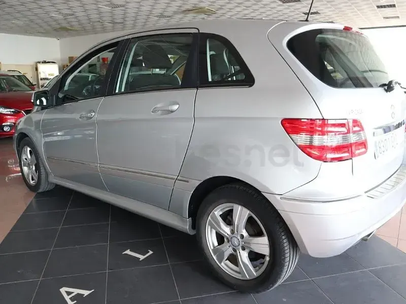 Usado Mercedes B200 140 CV (102 kW) 2011 Gris / plata Monovolumen