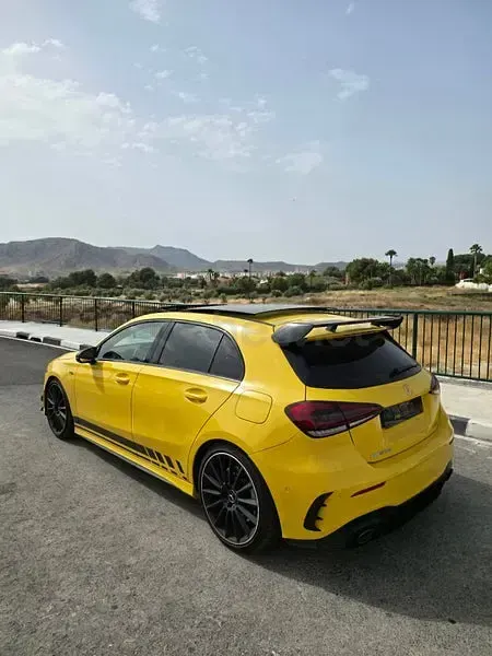 Usado Mercedes A35 AMG 306 CV (225 kW) 2019 Amarillo Berlina