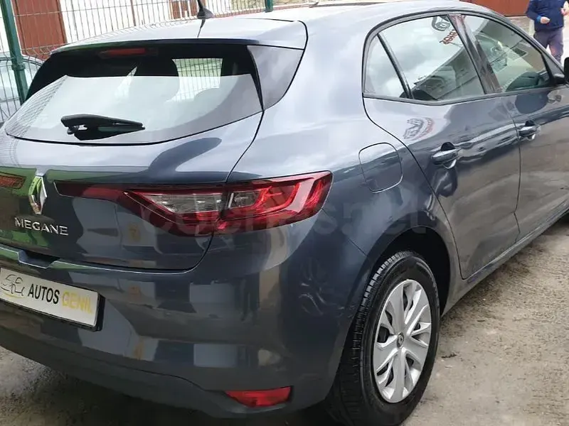 Usado Renault Mégane Life 100 CV (73 kW) 2017 Gris / plata Berlina