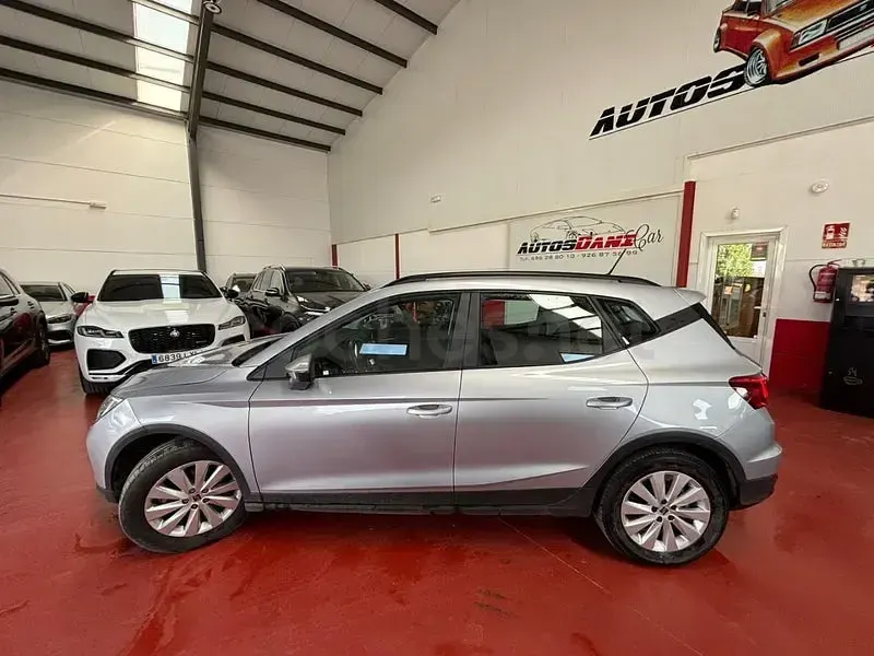 Usado Seat Arona Style Plus 110 CV (80 kW) 2022 Gris / plata SUV
