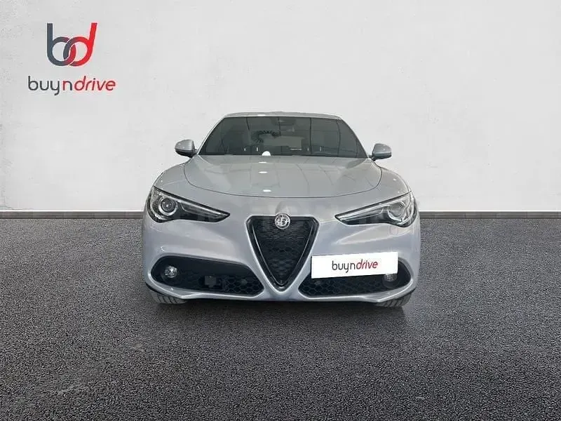 Usado Alfa Romeo Stelvio Sprint 160 CV (117 kW) 2022 Gris / plata SUV