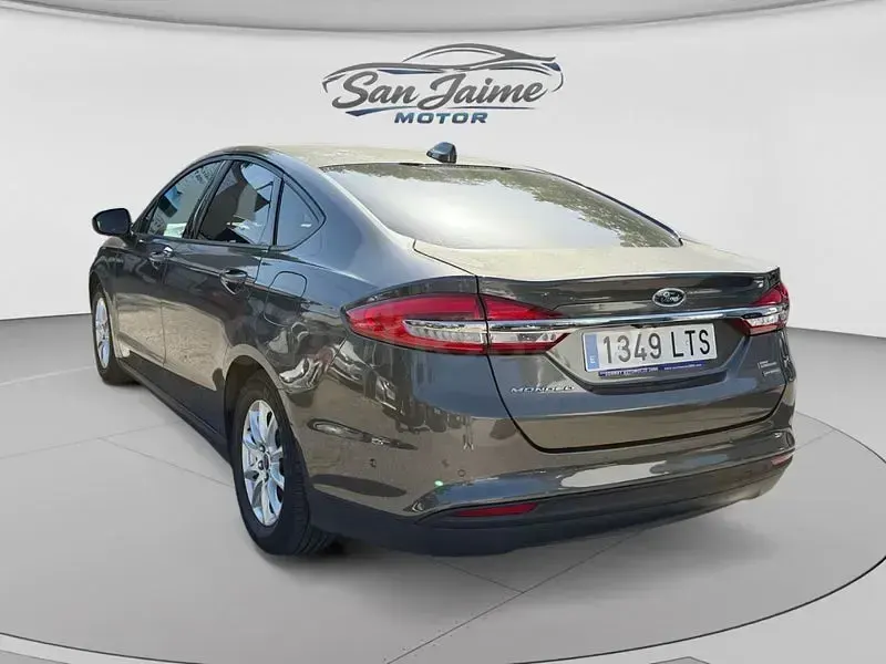 Usado Ford Mondeo Titanium 187 CV (137 kW) 2021 Gris / plata Berlina
