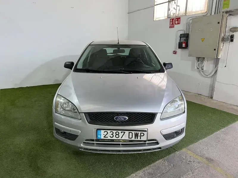 Usado Ford Focus Ambiente 90 CV (66 kW) 2006 Gris / plata Berlina