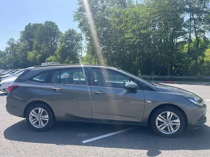 Usado Opel Astra Excellence 125 CV (91 kW) 2016 Gris / plata Familiar
