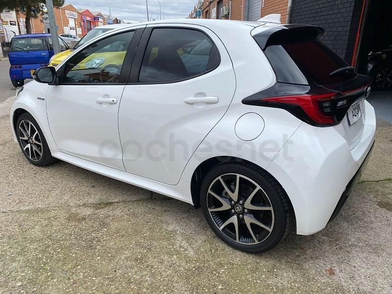 Usado Toyota Yaris Hybrid Style 116 CV (85 kW) 2021 Blanco Berlina