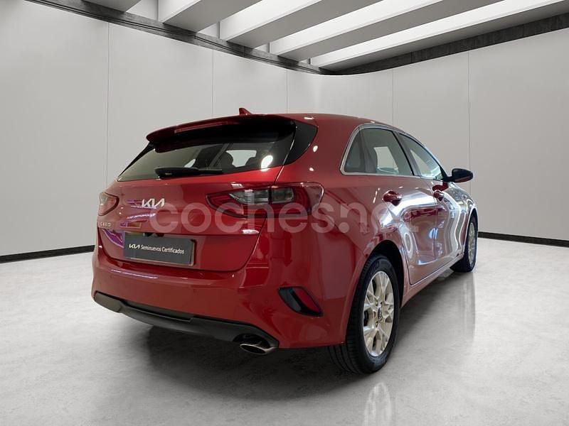 Usado Kia Ceed 100 CV (73 kW) 2022 Rojo Utilitario