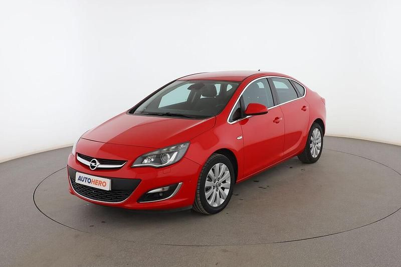 Rojo Usado 2014 Opel Astra Innovation Utilitario | 10.299 € (Buen precio) - Imagen 1/3