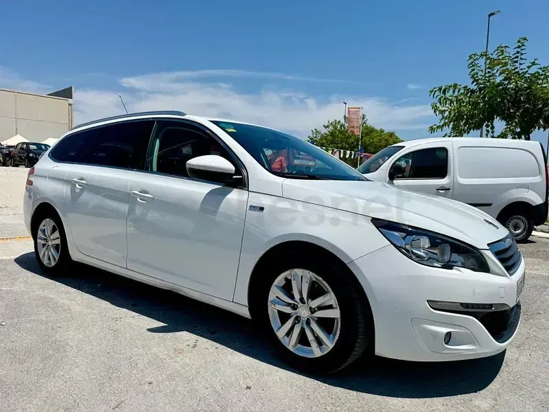 Usado Peugeot 308 SW Active 120 CV (88 kW) 2015 Blanco Familiar