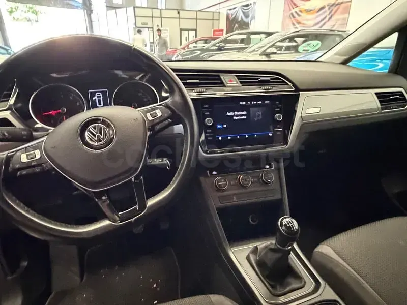 Usado VW Touran Business 110 CV (80 kW) 2018 Gris / plata Monovolumen