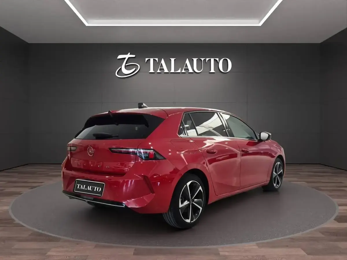 Usado Opel Astra Elegance 130 CV (95 kW) 2023 Rojo Utilitario