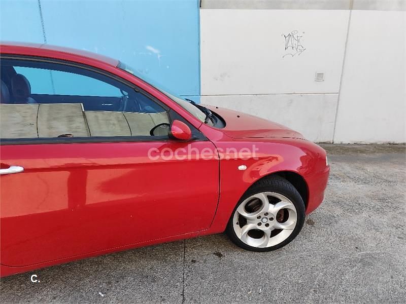 Usado Alfa Romeo 147 Distinctive 120 CV (88 kW) 2004 Rojo Utilitario