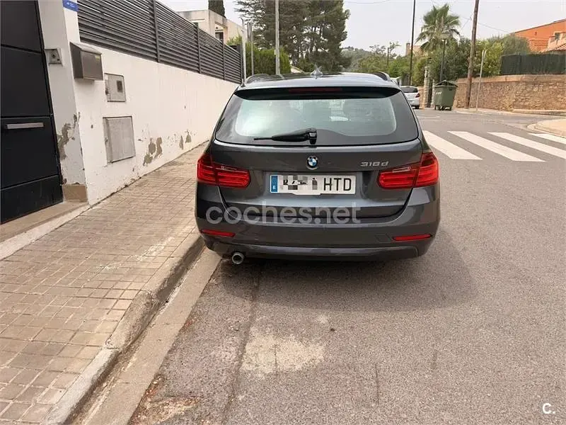 Usado BMW 318 143 CV (105 kW) 2013 Gris / plata Familiar