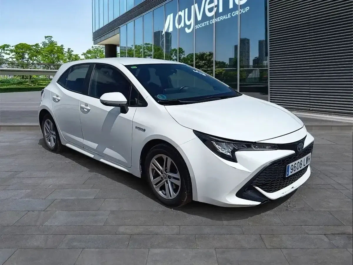 Używany Toyota Corolla Active 122 KM (89 kW) 2022 Biały Sedan/Limuzyna