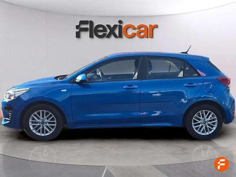Usado Kia Rio 101 CV (74 kW) 2021 Azul Berlina