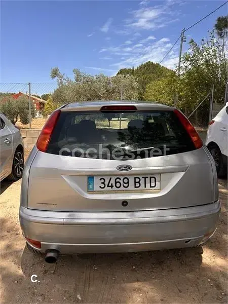 Usado Ford Focus Trend 100 CV (73 kW) 2002 Gris / plata Berlina