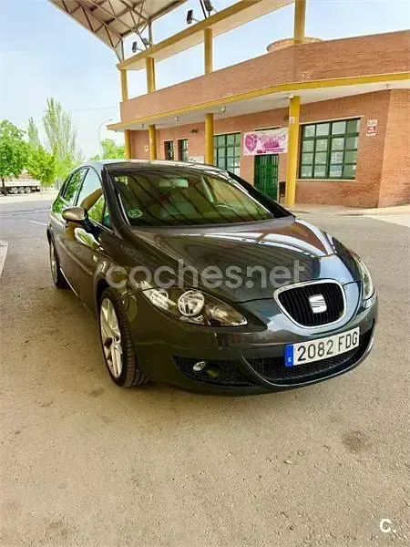 Usado Seat Leon Sport 105 CV (77 kW) 2006 Azul Utilitario