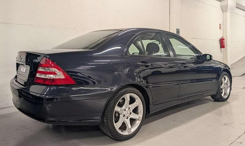 Usado Mercedes C220 Sport Edition 150 CV (110 kW) 2005 Azul Berlina