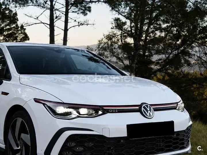 Usado VW Golf VIII GTI 245 CV (180 kW) 2021 Blanco Berlina