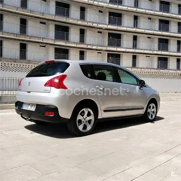 Usado Peugeot 3008 Premium 120 CV (88 kW) 2011 Blanco Familiar
