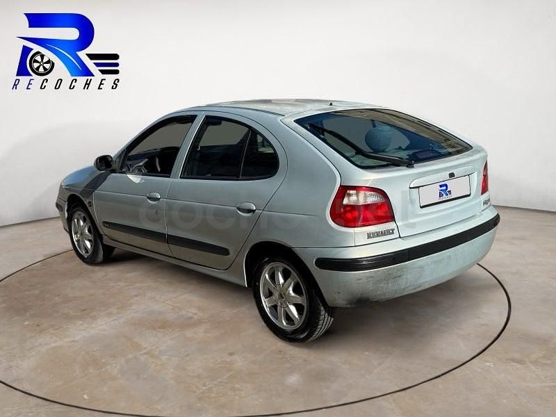 Usado Renault Mégane II Authentique 105 CV (77 kW) 2002 Gris / plata Berlina