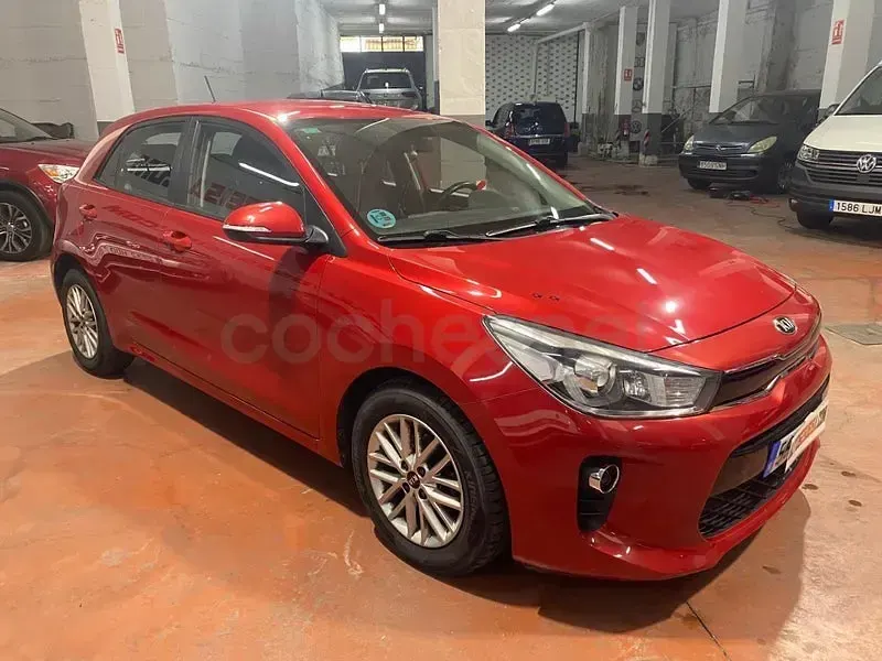 Usado Kia Rio 84 CV (61 kW) 2018 Granate Berlina
