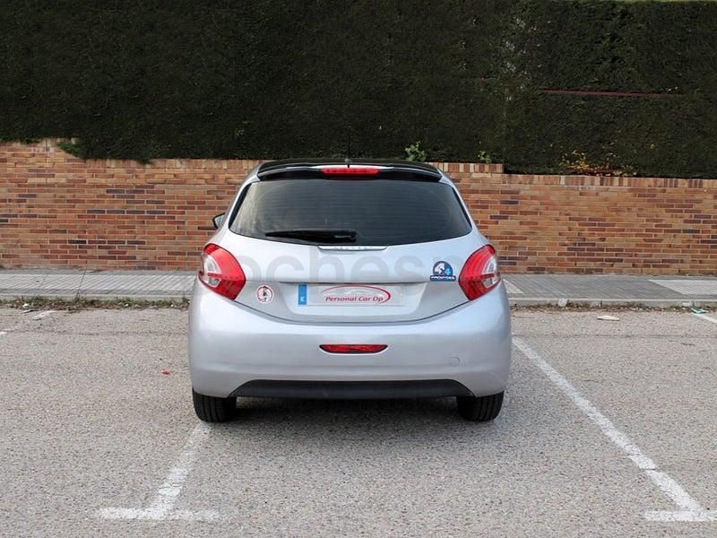 Usado Peugeot 208 Active 82 CV (60 kW) 2014 Gris / plata Utilitario