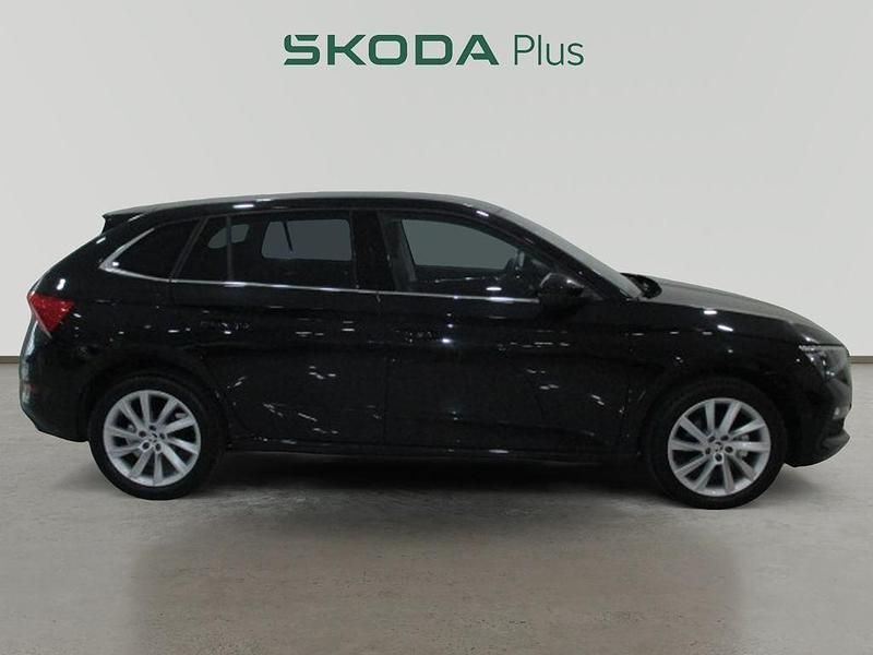 Usado Skoda Scala Ambition 110 CV (80 kW) 2021 Negro Utilitario
