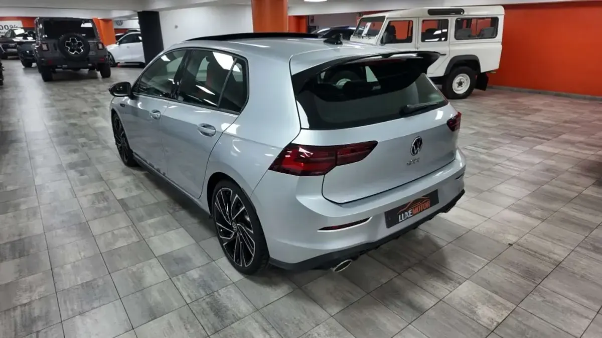 Usado VW Golf VIII GTI 300 CV (220 kW) 2023 Plateado Utilitario