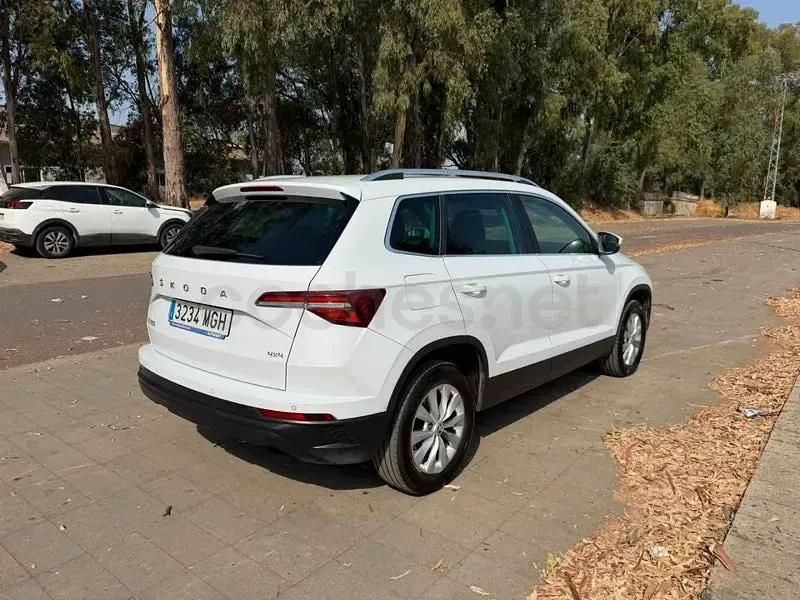 Usado Skoda Karoq Ambition 150 CV (110 kW) 2023 Blanco SUV