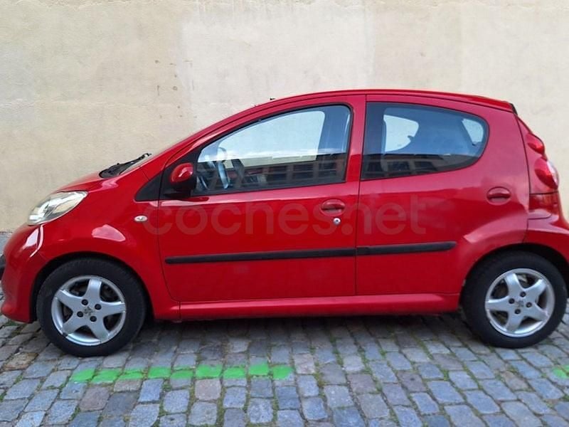 Usado Peugeot 107 68 CV (50 kW) 2007 Rojo Utilitario