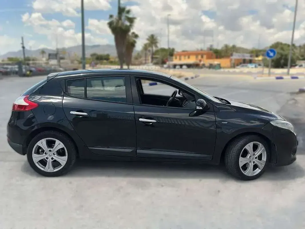 Usado Renault Mégane Dynamique 106 CV (77 kW) 2010 Negro Utilitario