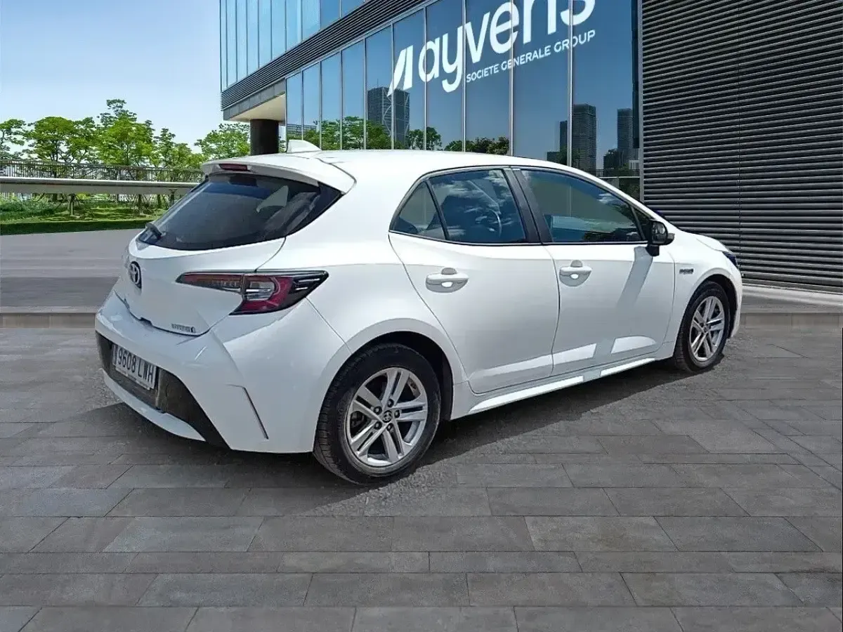 Używany Toyota Corolla Active 122 KM (89 kW) 2022 Biały Sedan/Limuzyna