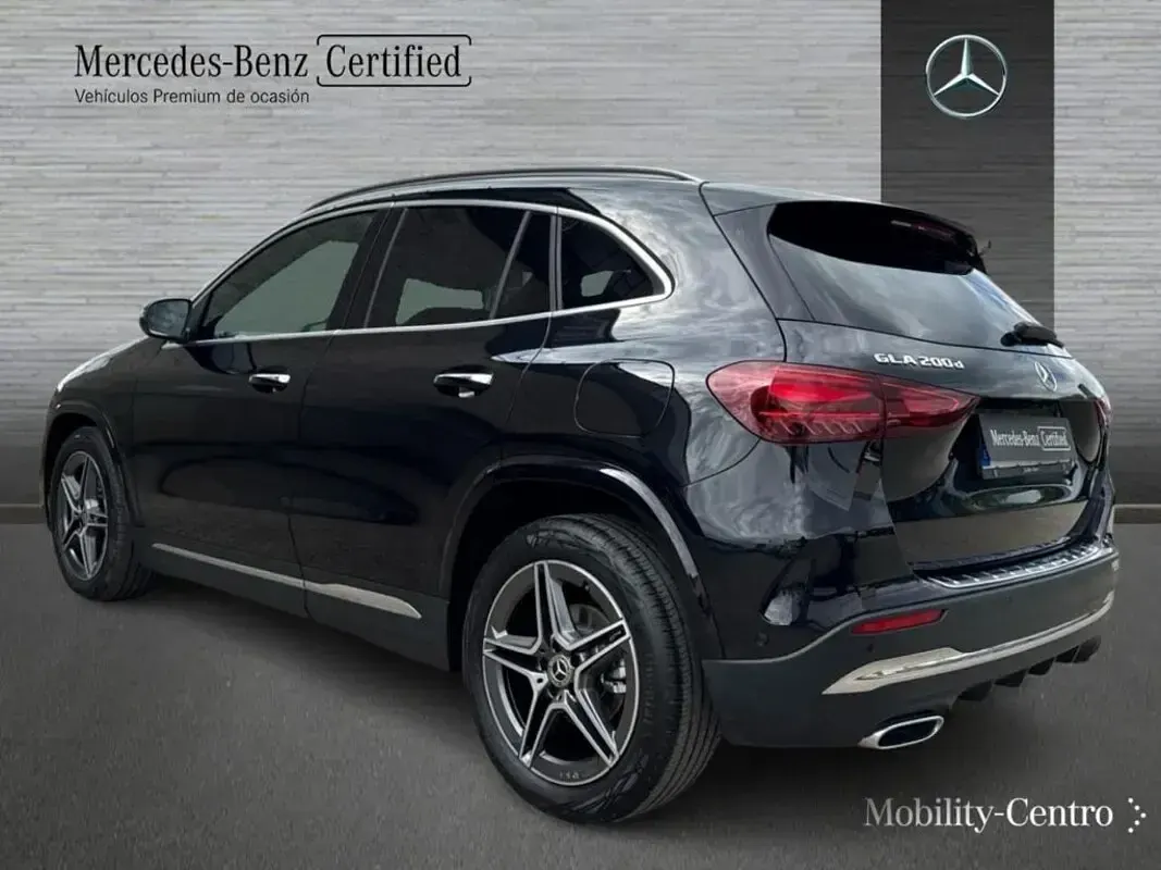 Usado Mercedes GLA200 150 CV (110 kW) 2025 Negro cosmos SUV