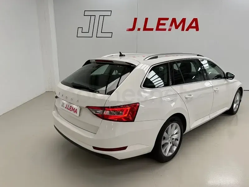 Usado Skoda Superb Ambition 150 CV (110 kW) 2021 Blanco Familiar