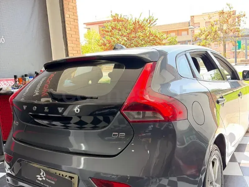 Usado Volvo V40 Momentum 115 CV (84 kW) 2014 Gris / plata Berlina