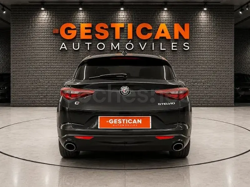 Usado Alfa Romeo Stelvio 280 CV (205 kW) 2018 Gris / plata SUV