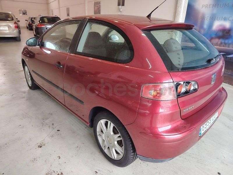 Usado Seat Ibiza Reference 75 CV (55 kW) 2005 Granate Utilitario