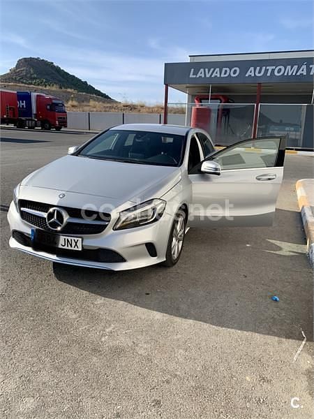 Usado Mercedes A180 Urban 109 CV (80 kW) 2016 Gris / plata Berlina