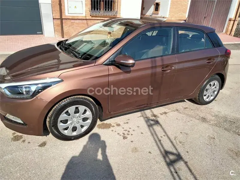 Usado Hyundai i20 84 CV (61 kW) 2016 Marrón Berlina