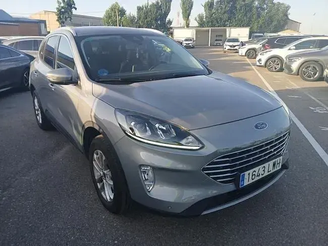 Usado Ford Kuga Titanium 225 CV (165 kW) 2022 Gris claro SUV