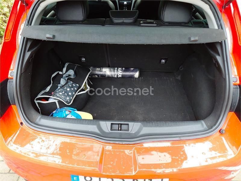 Usado Renault Mégane IV Zen 110 CV (80 kW) 2017 Rojo Berlina