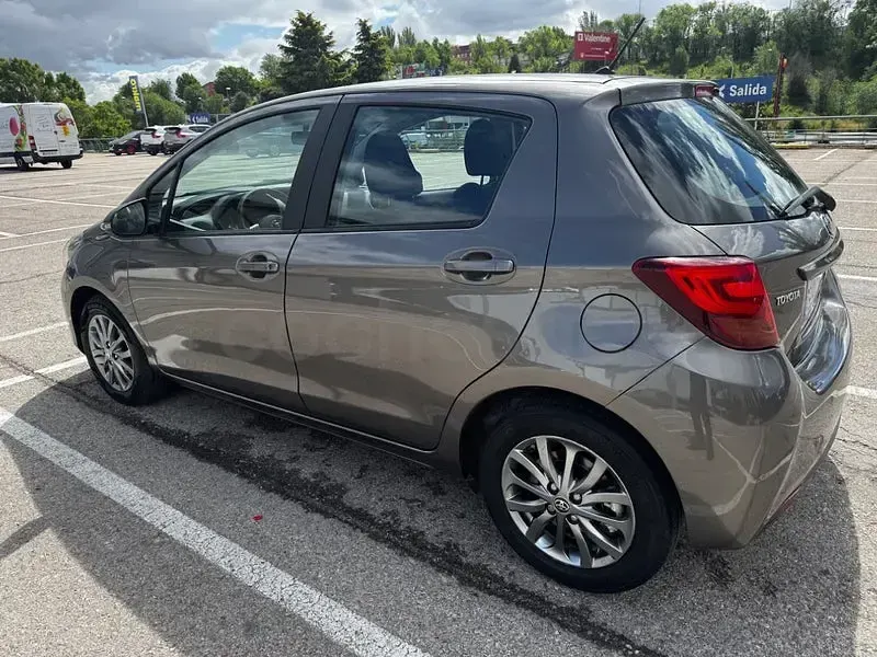 Usado Toyota Yaris Active 99 CV (72 kW) 2017 Marrón Berlina