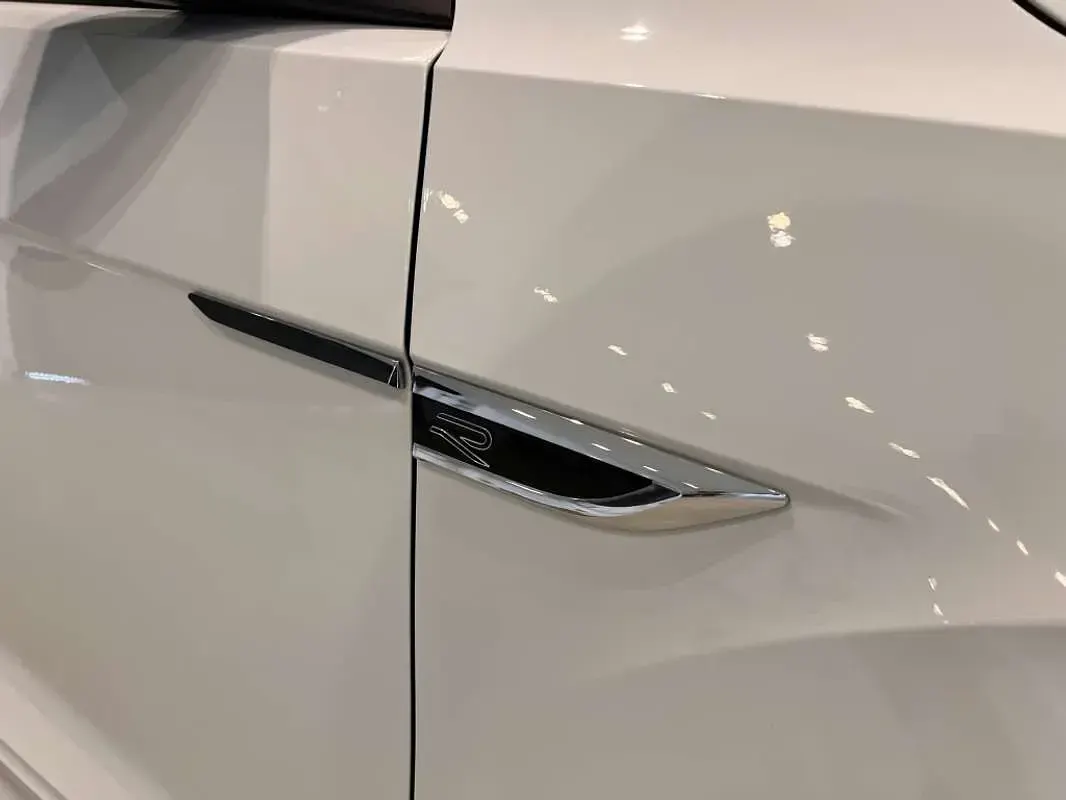 Usado VW T-Roc R-line 150 CV (110 kW) 2024 Blanco SUV