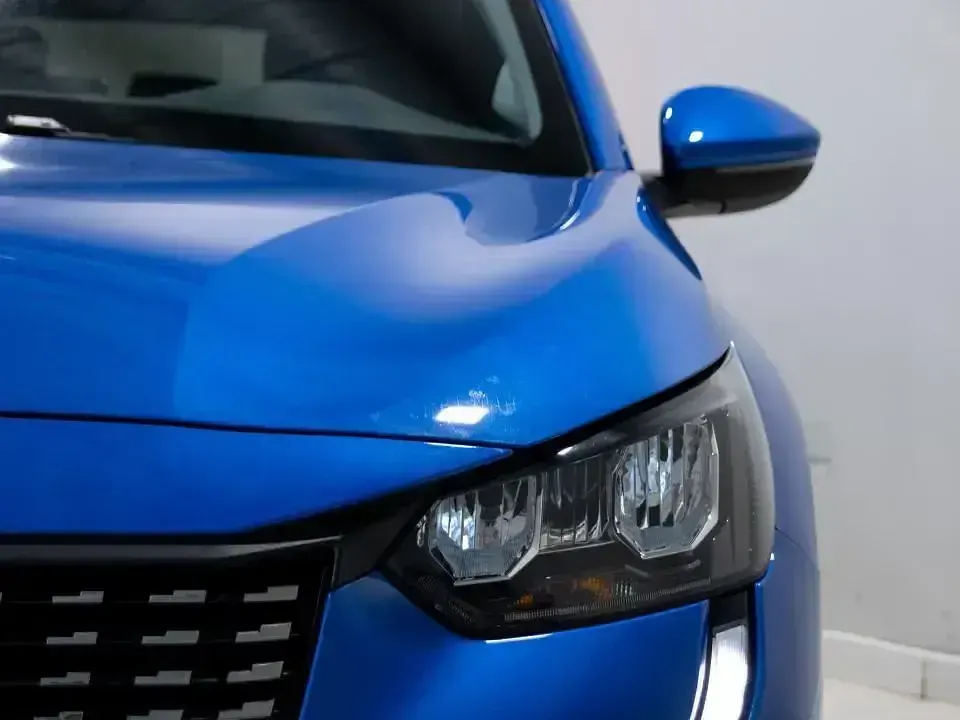 Usado Peugeot 208 Allure 100 CV (73 kW) 2021 Azul Utilitario