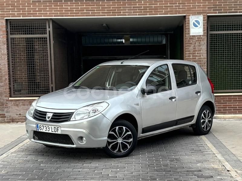 Usado Dacia Sandero Lauréate 75 CV (55 kW) 2011 Gris / plata Berlina