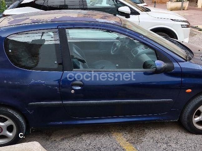 Usado Peugeot 206 70 CV (51 kW) 1999 Azul Utilitario