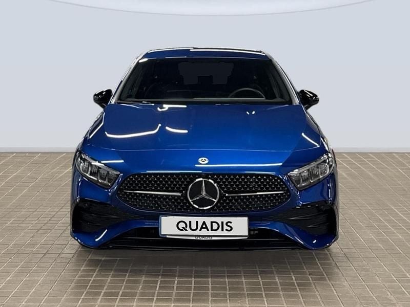 Usado Mercedes A180 AMG line 116 CV (85 kW) 2025 Azul Berlina